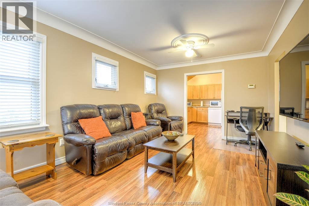 782 Charlotte, Windsor, ON - Indoor Photo Showing Living Room