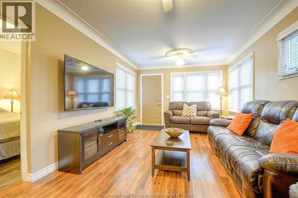 782 Charlotte, Windsor, ON - Indoor Photo Showing Living Room