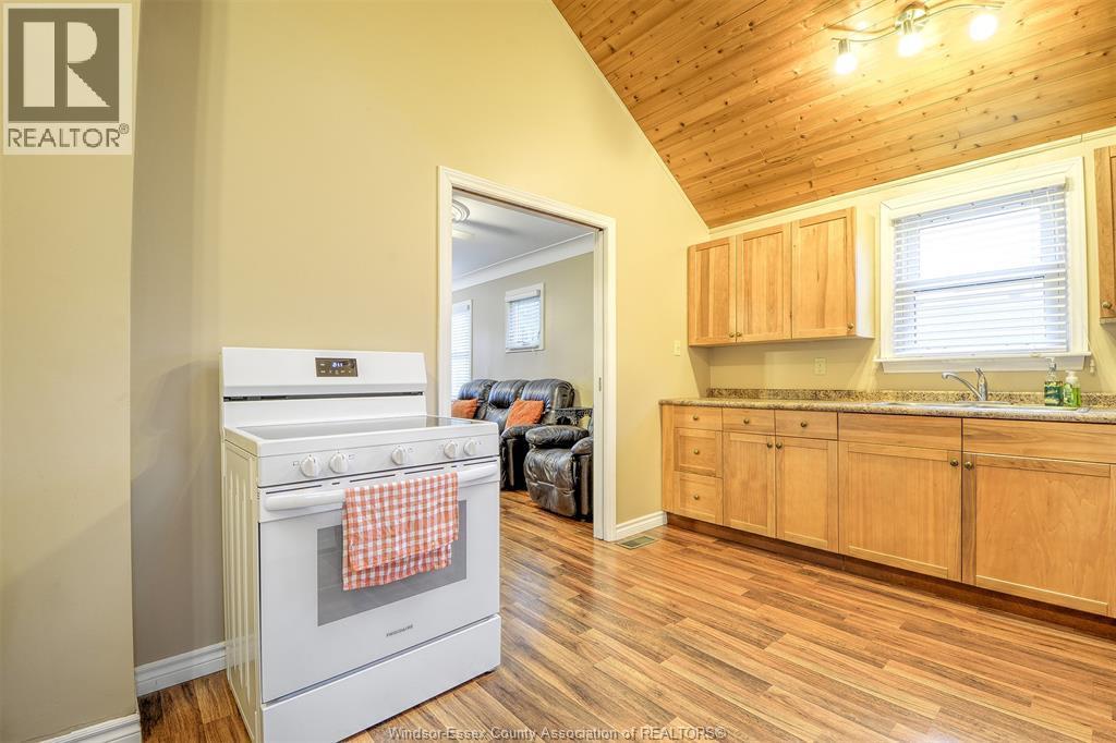 782 Charlotte, Windsor, ON - Indoor Photo Showing Kitchen