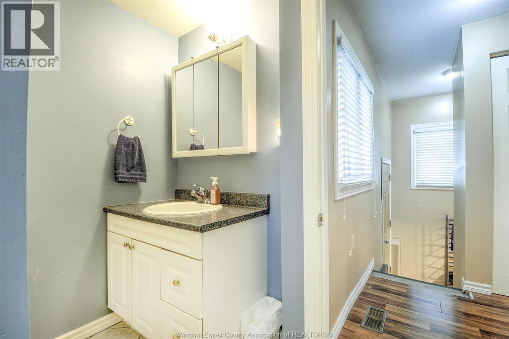 782 Charlotte, Windsor, ON - Indoor Photo Showing Bathroom