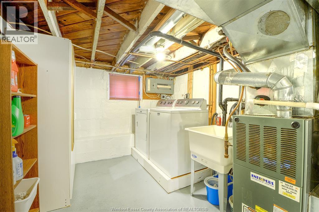 782 Charlotte, Windsor, ON - Indoor Photo Showing Laundry Room