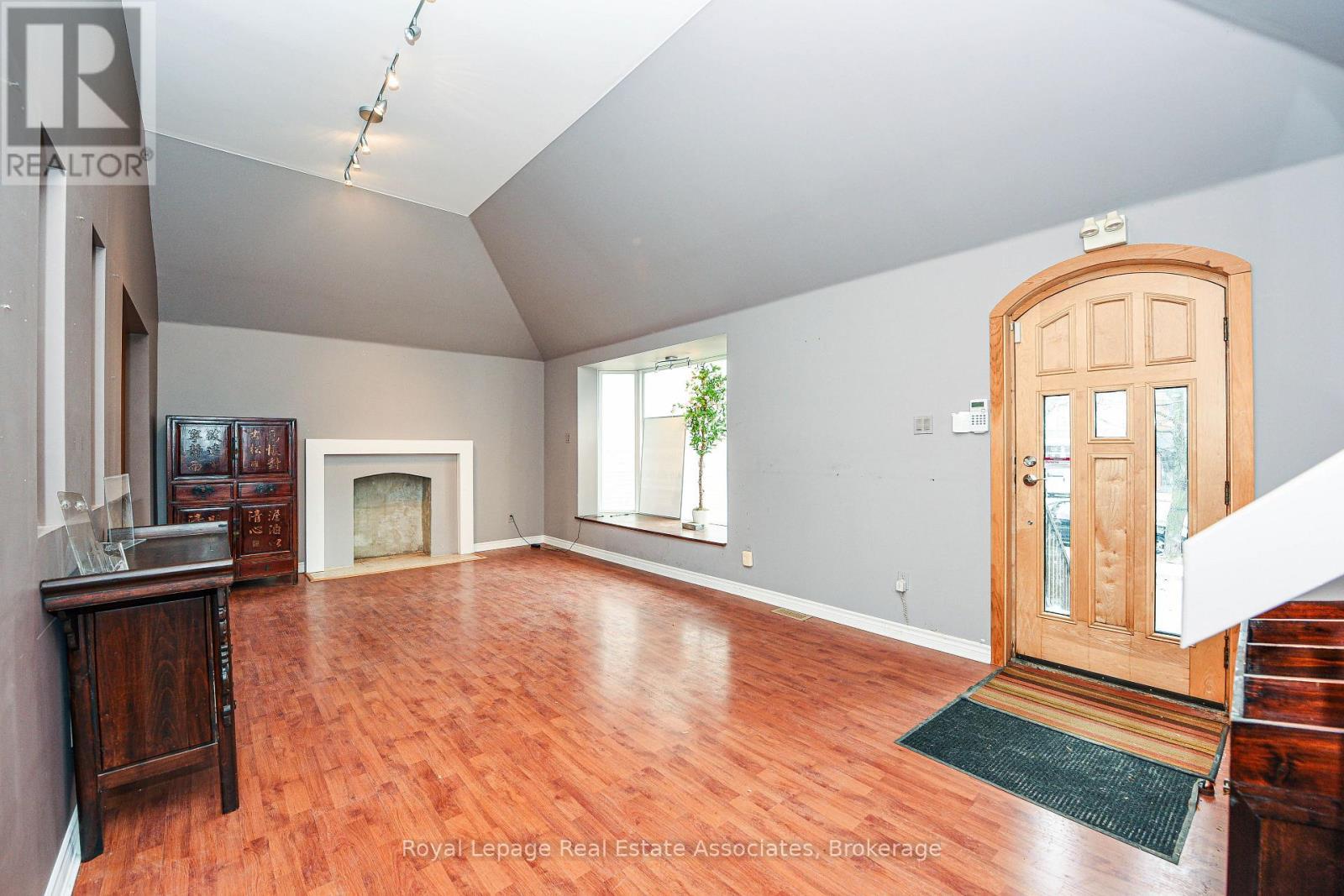 270 Lakeshore Road E, Mississauga, ON