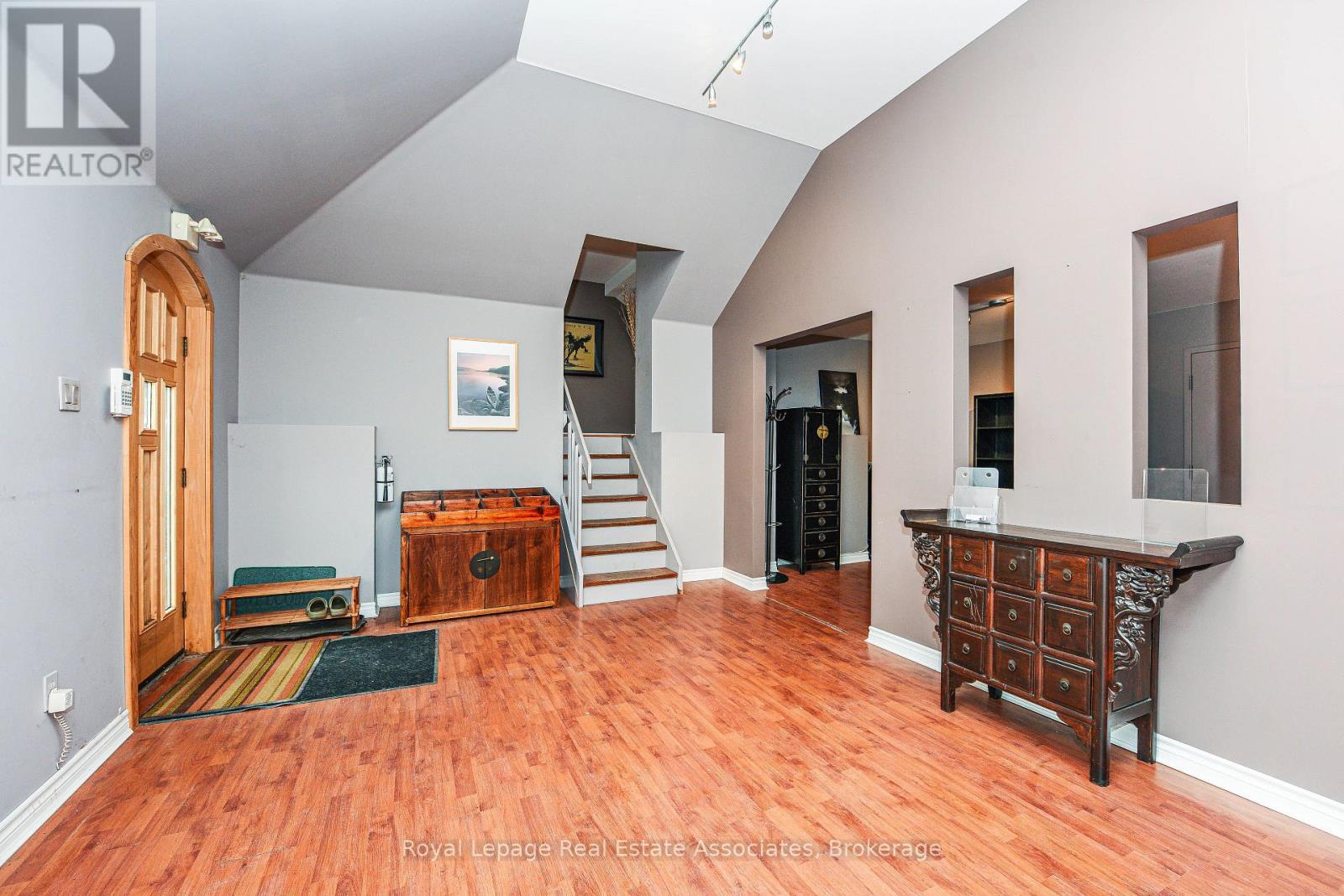 270 Lakeshore Road E, Mississauga, ON