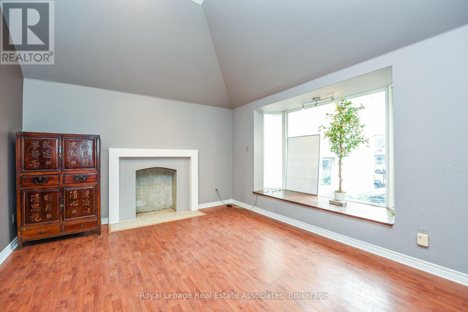 270 Lakeshore Road E, Mississauga, ON