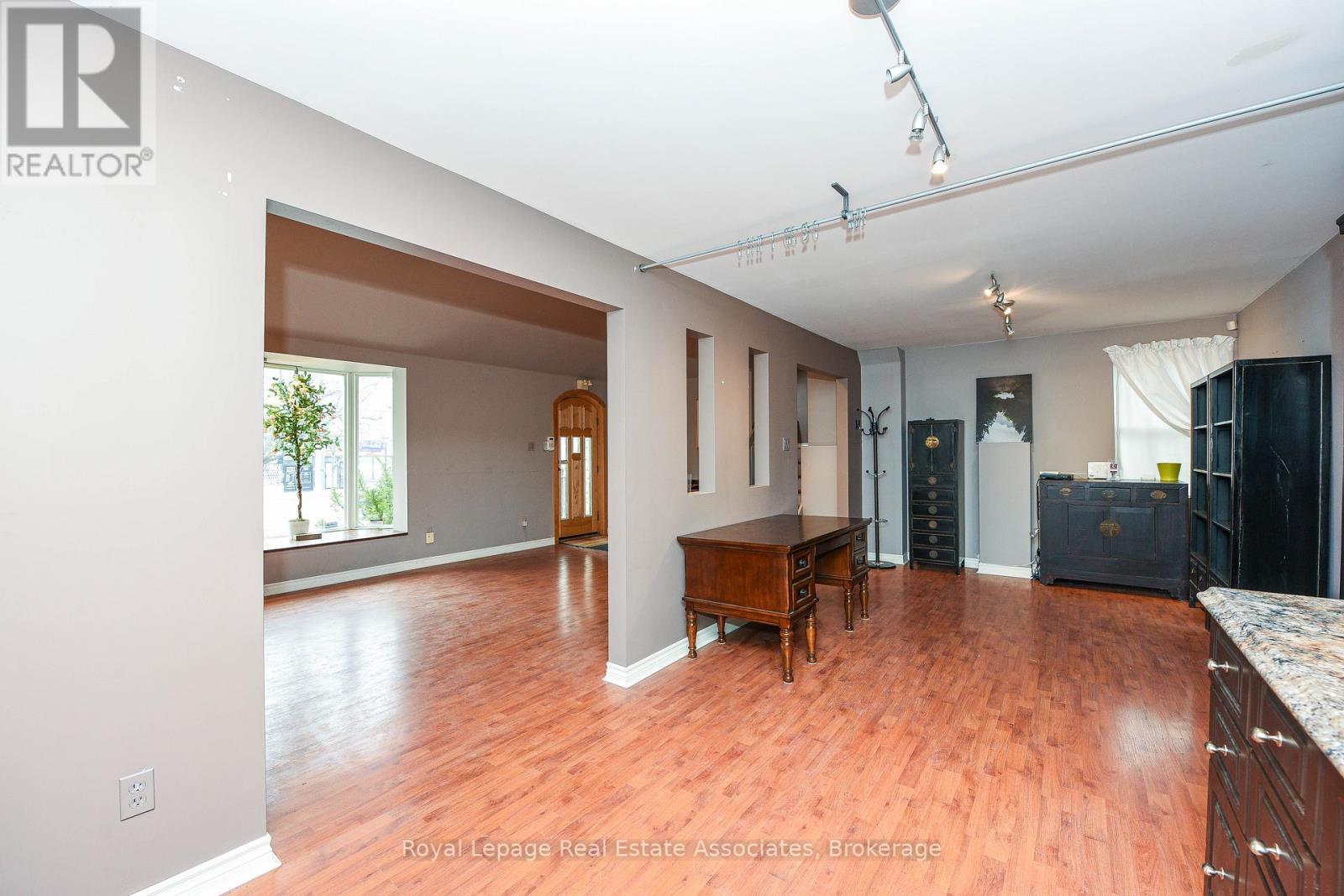 270 Lakeshore Road E, Mississauga, ON