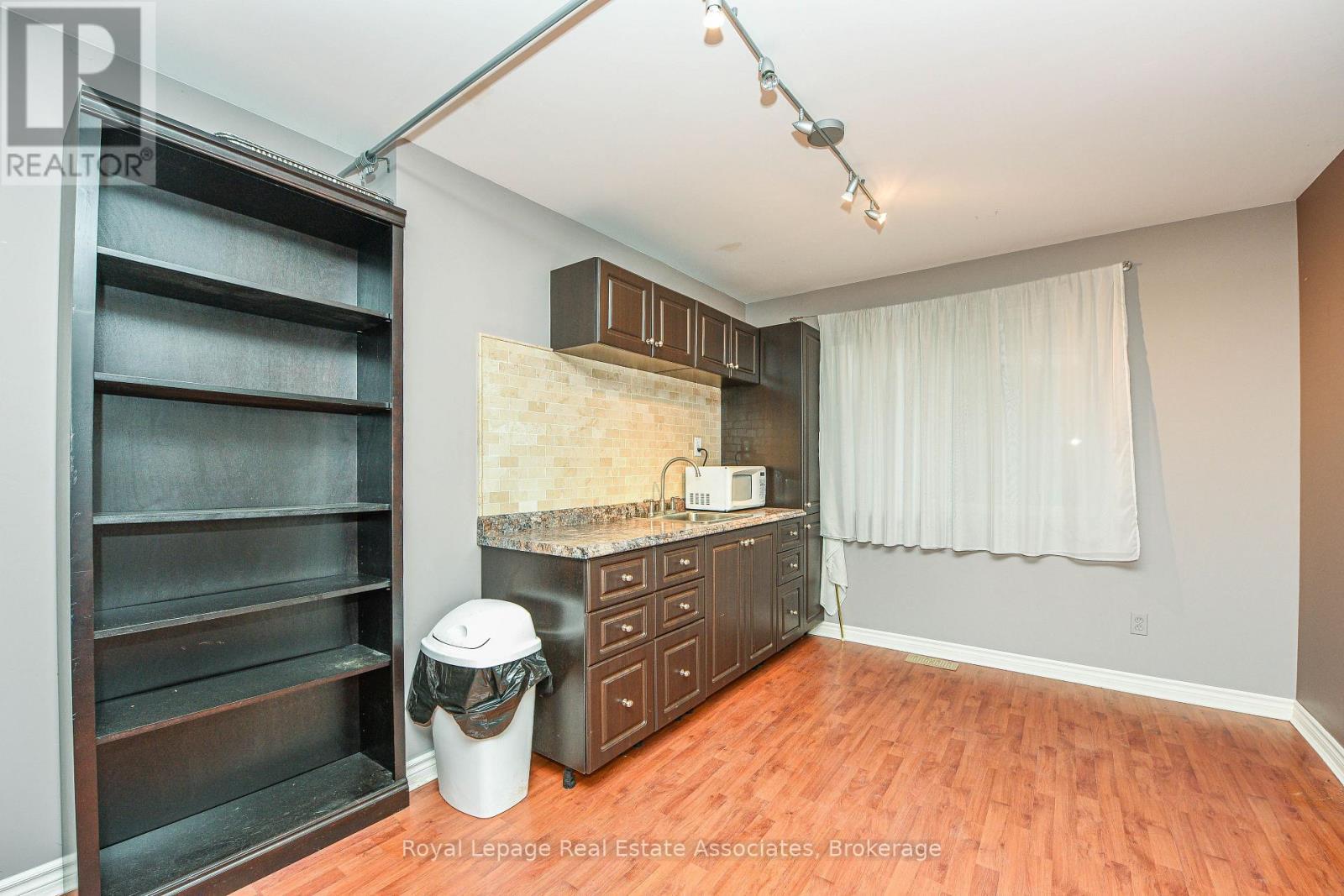 270 Lakeshore Road E, Mississauga, ON