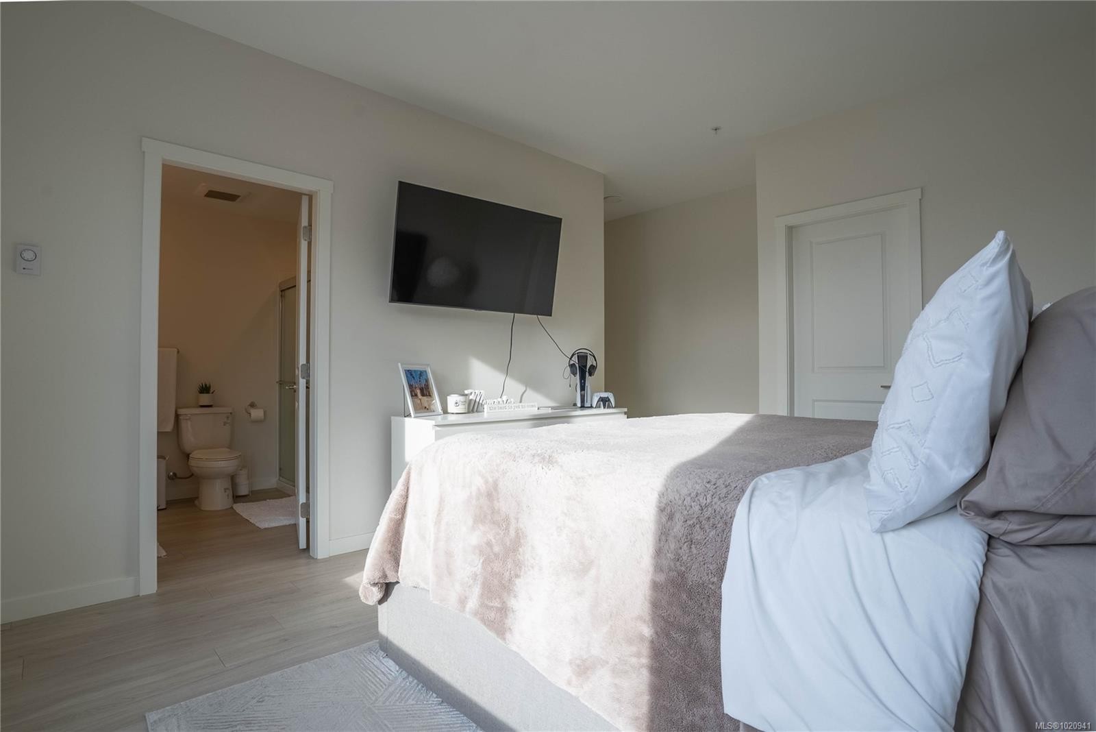 403-842 Orono Ave, Langford, BC - Indoor Photo Showing Bedroom