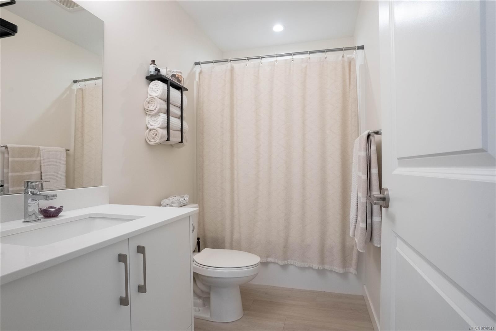 403-842 Orono Ave, Langford, BC - Indoor Photo Showing Bathroom