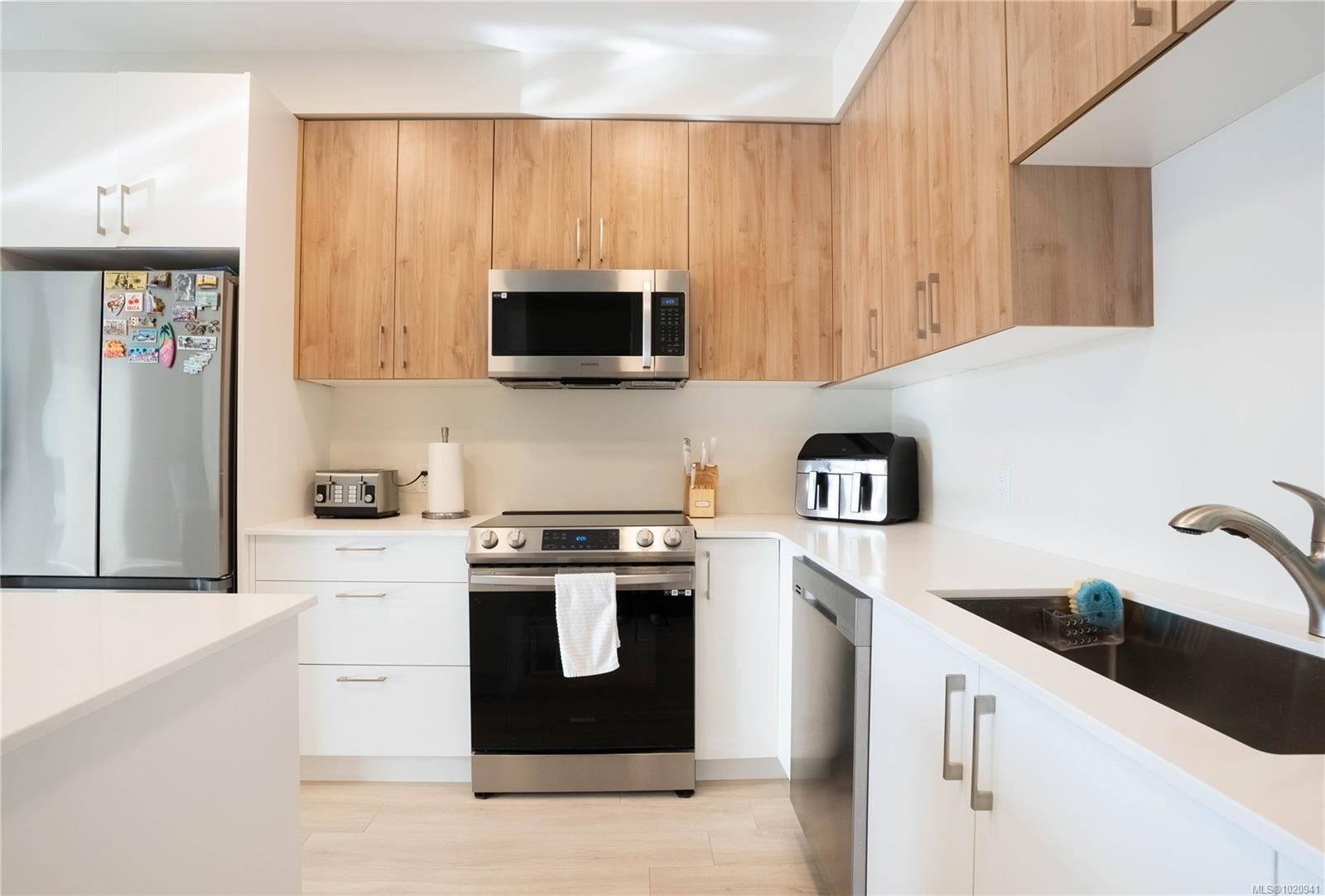 403-842 Orono Ave, Langford, BC - Indoor Photo Showing Kitchen With Upgraded Kitchen