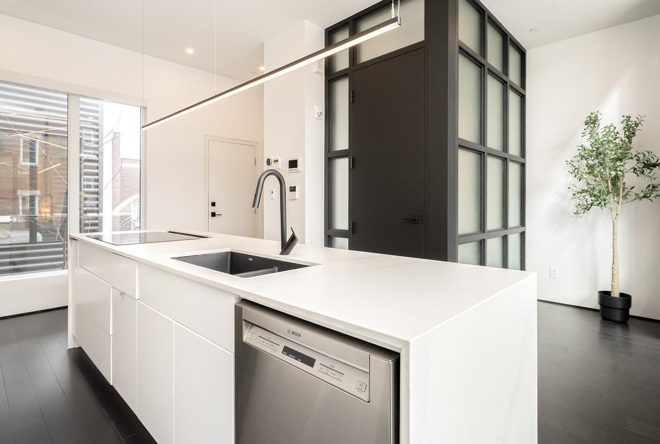 Kitchen - 407 - 413 Av. Édouard-Charles, Montréal (Outremont), QC - Indoor Photo Showing Kitchen With Double Sink With Upgraded Kitchen