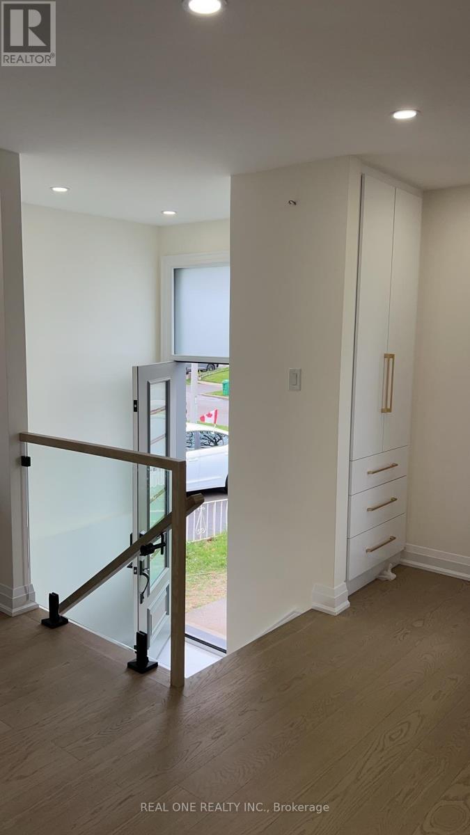 Upper Level - 3366 Strabane Drive, Mississauga, ON - Indoor Photo Showing Other Room