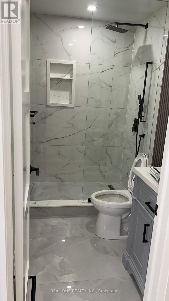 Upper Level - 3366 Strabane Drive, Mississauga, ON - Indoor Photo Showing Bathroom