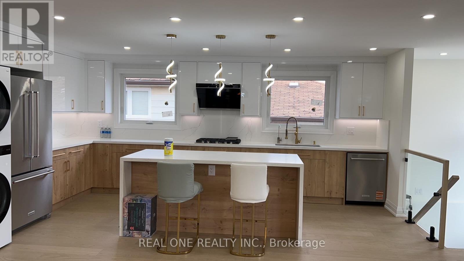 Upper Level - 3366 Strabane Drive, Mississauga, ON - Indoor Photo Showing Kitchen With Upgraded Kitchen