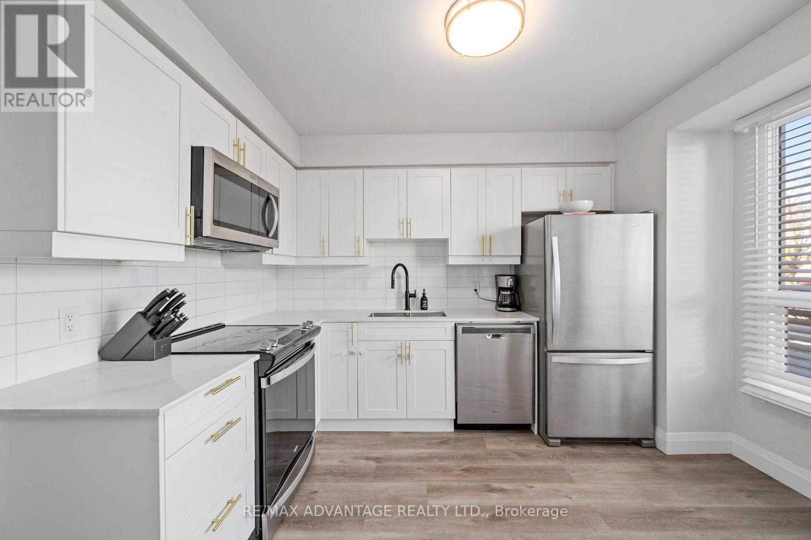 56 - 135 Belmont Drive, London South (South O), ON - Indoor Photo Showing Kitchen With Stainless Steel Kitchen With Upgraded Kitchen