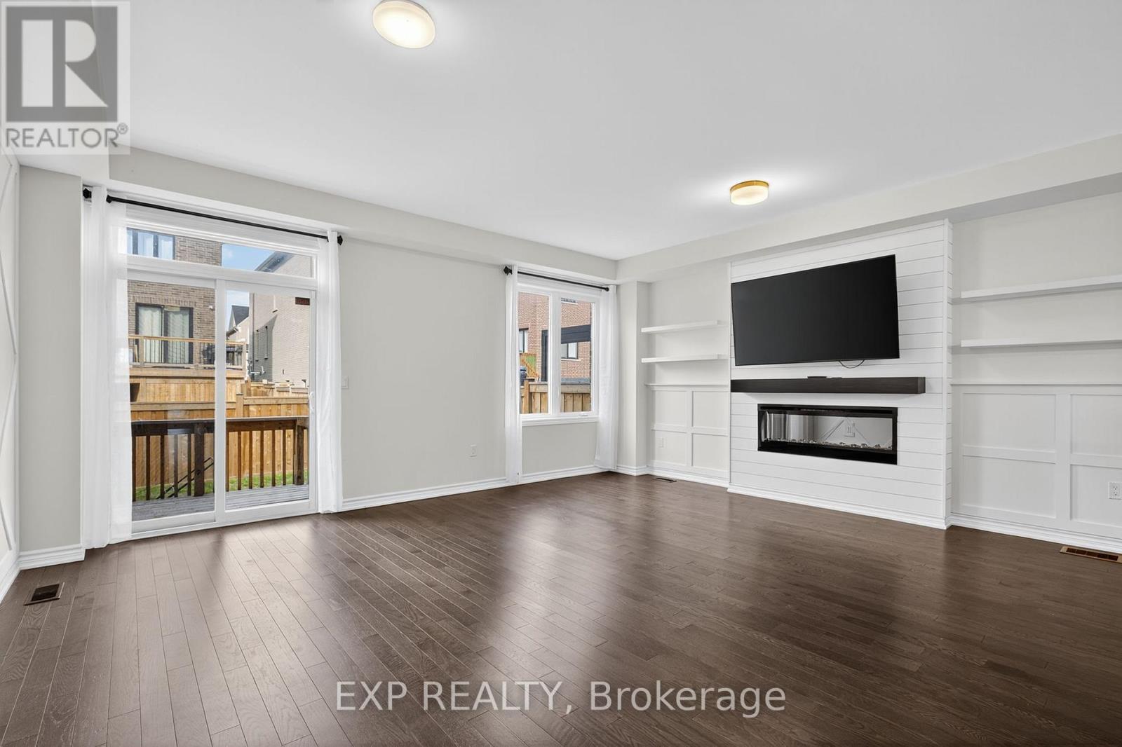 1467 Blackmore Street, Innisfil, ON - Indoor Photo Showing Living Room
