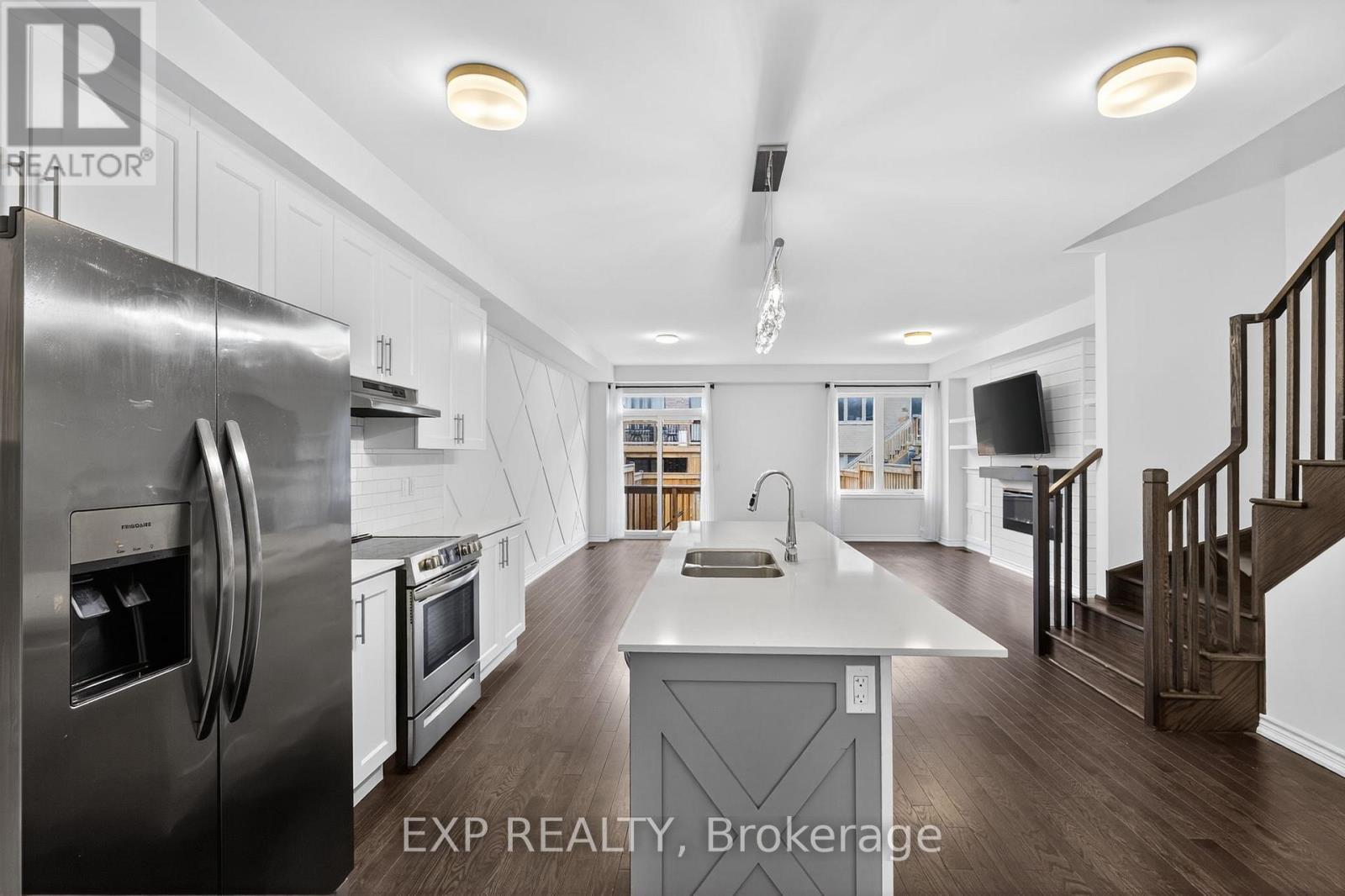 1467 Blackmore Street, Innisfil, ON - Indoor Photo Showing Kitchen With Double Sink With Upgraded Kitchen