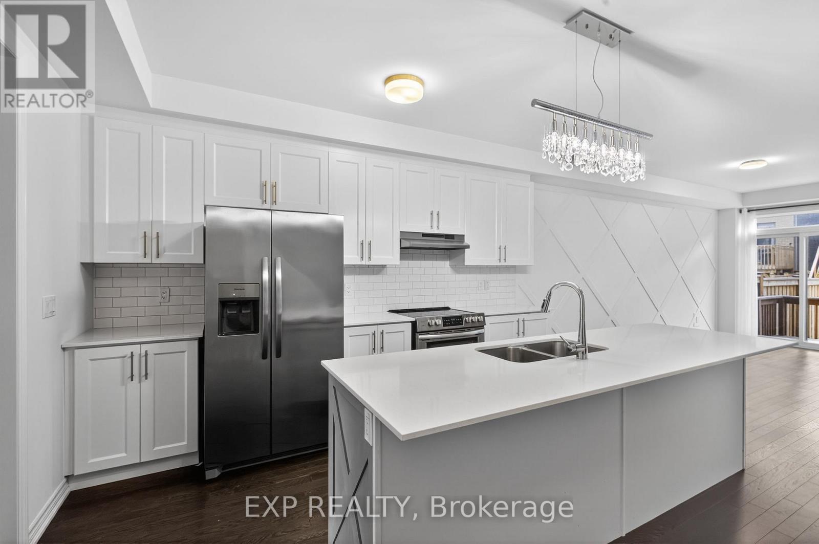 1467 Blackmore Street, Innisfil, ON - Indoor Photo Showing Kitchen With Double Sink With Upgraded Kitchen