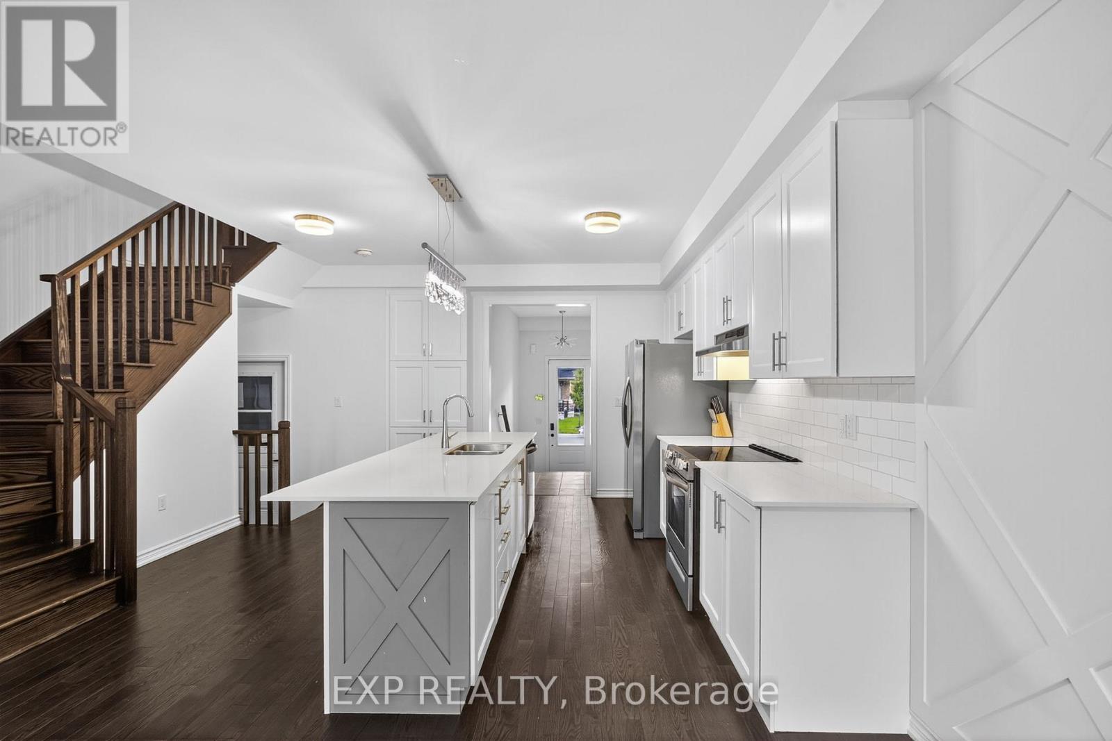1467 Blackmore Street, Innisfil, ON - Indoor Photo Showing Kitchen With Upgraded Kitchen