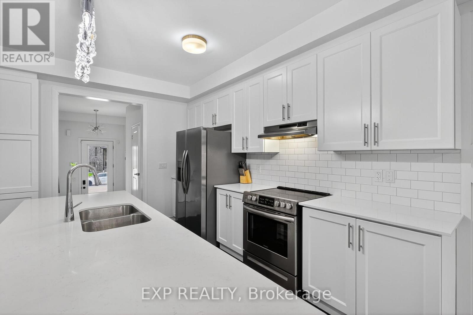 1467 Blackmore Street, Innisfil, ON - Indoor Photo Showing Kitchen With Double Sink With Upgraded Kitchen
