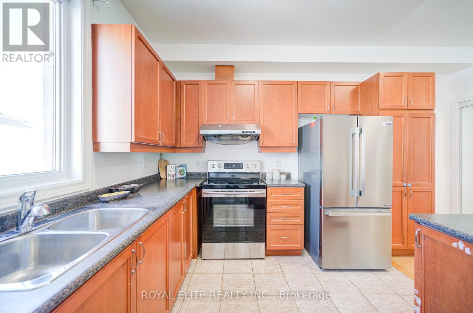 358 William Berczy Boulevard, Markham, ON - Indoor Photo Showing Kitchen With Double Sink