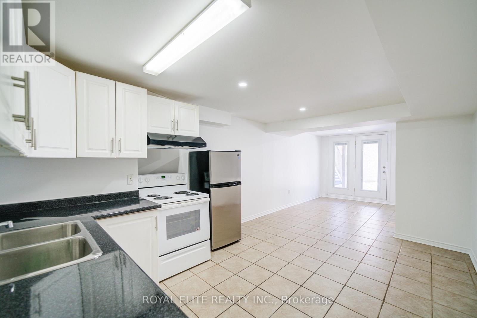 358 William Berczy Boulevard, Markham, ON - Indoor Photo Showing Kitchen With Double Sink