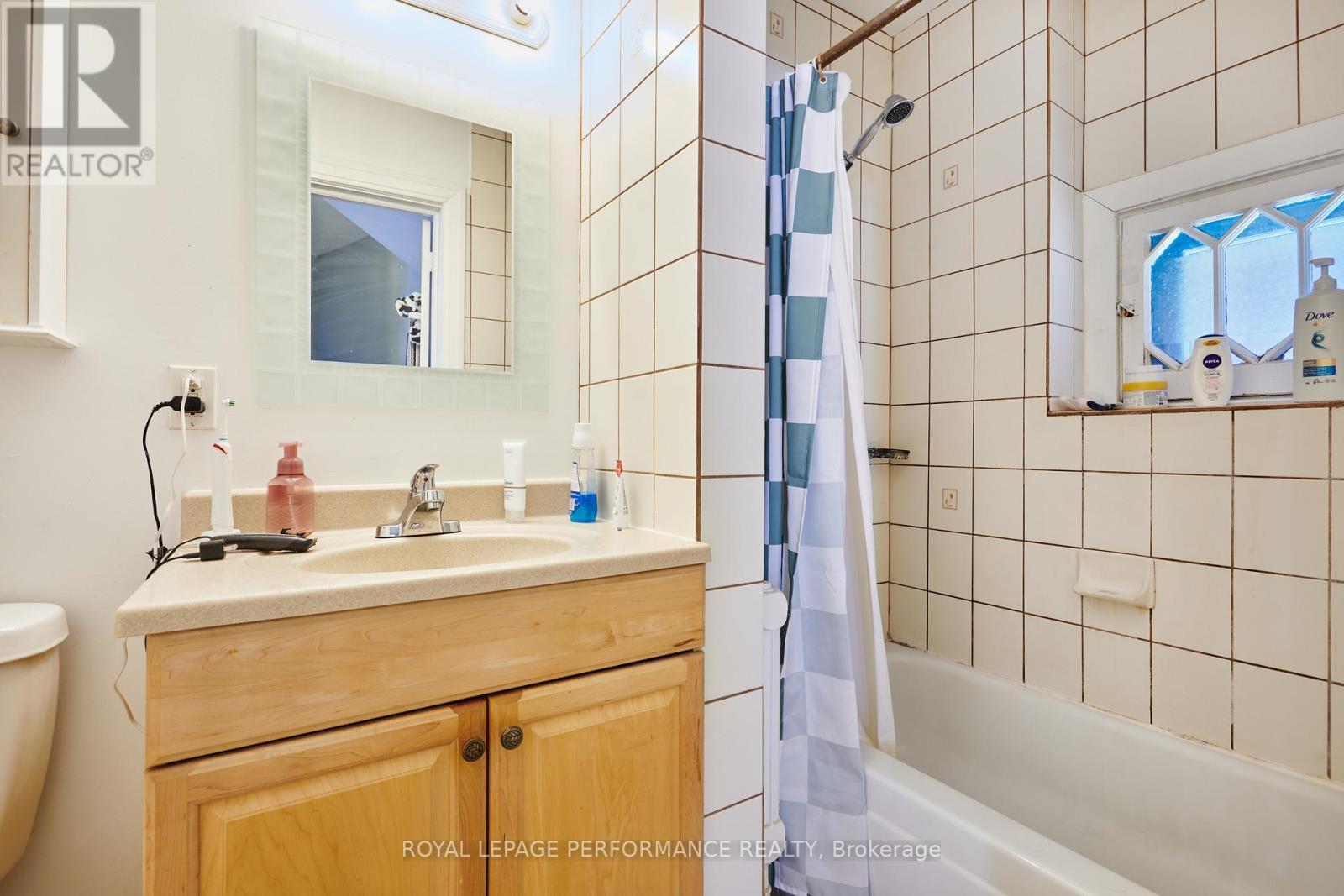 Apt 1 4 piece bath - 66 Delaware Avenue, Ottawa, ON - Indoor Photo Showing Bathroom