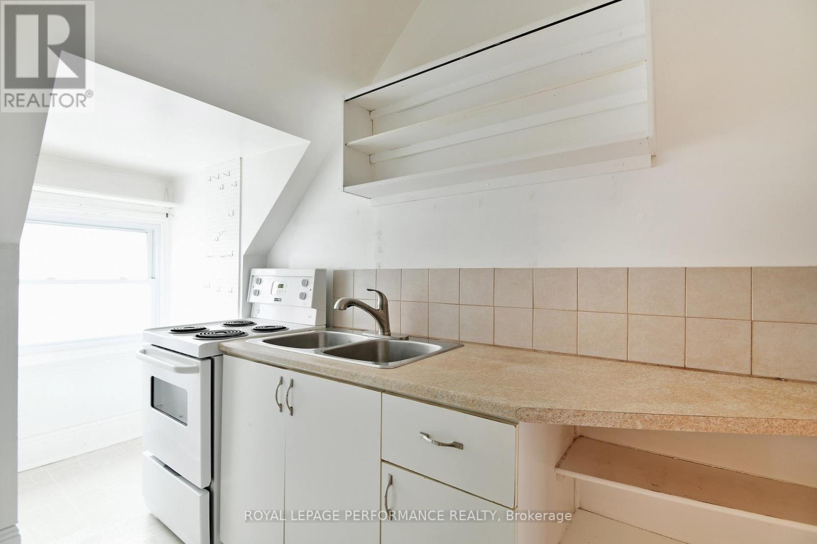 Apt 23 - 66 Delaware Avenue, Ottawa, ON - Indoor Photo Showing Kitchen With Double Sink