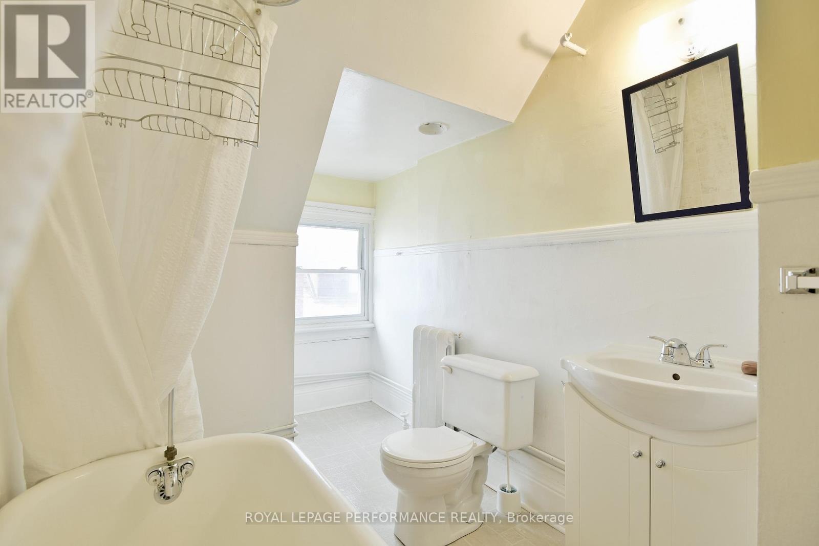 Apt 3 4 piece bath - 66 Delaware Avenue, Ottawa, ON - Indoor Photo Showing Bathroom