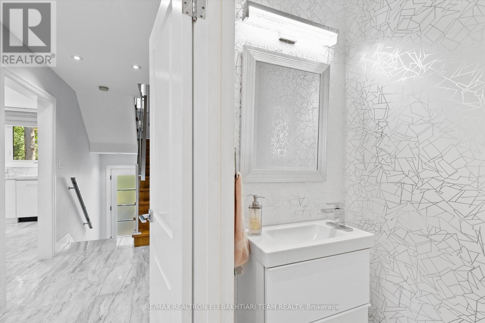 1 Donmac Drive, Toronto, ON - Indoor Photo Showing Bathroom