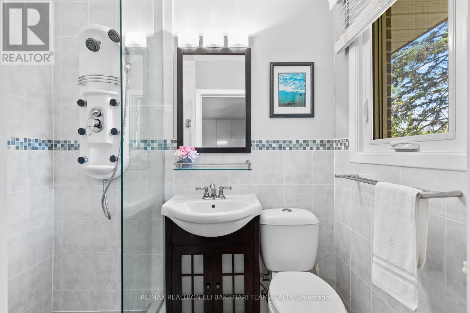 1 Donmac Drive, Toronto, ON - Indoor Photo Showing Bathroom