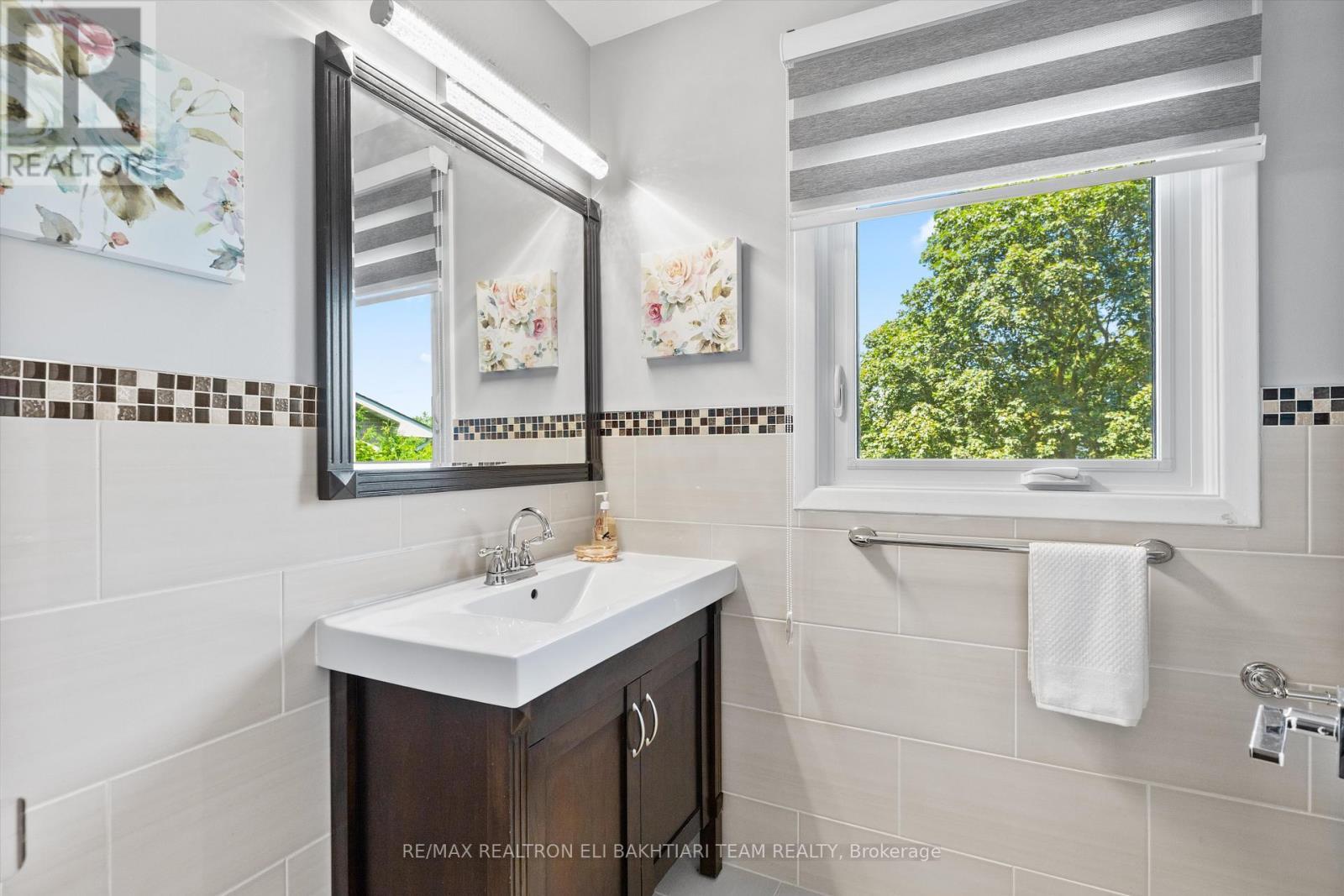 1 Donmac Drive, Toronto, ON - Indoor Photo Showing Bathroom