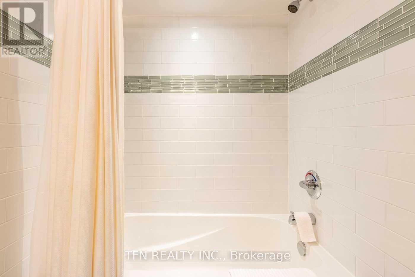 411 - 3563 Lake Shore Boulevard W, Toronto, ON - Indoor Photo Showing Bathroom