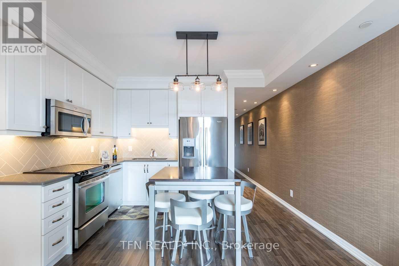 411 - 3563 Lake Shore Boulevard W, Toronto, ON - Indoor Photo Showing Kitchen With Upgraded Kitchen