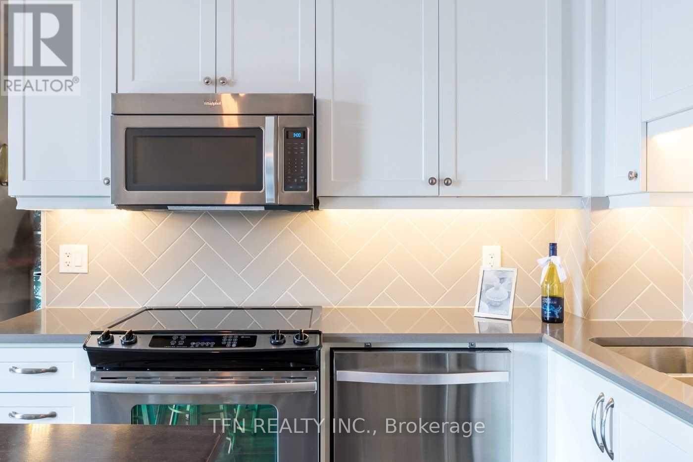 411 - 3563 Lake Shore Boulevard W, Toronto, ON - Indoor Photo Showing Kitchen