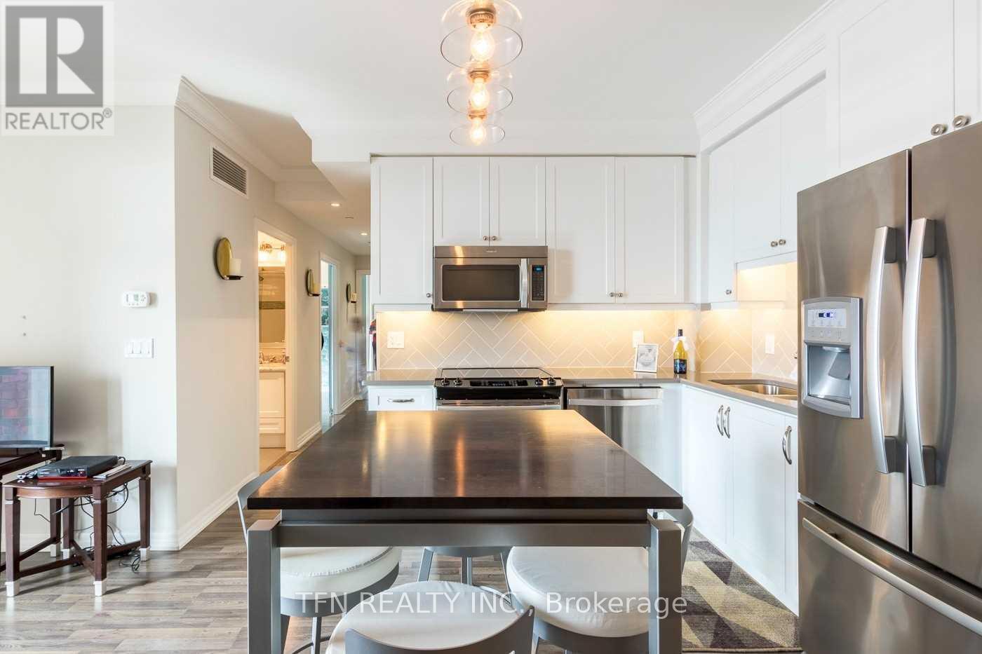 411 - 3563 Lake Shore Boulevard W, Toronto, ON - Indoor Photo Showing Kitchen With Upgraded Kitchen