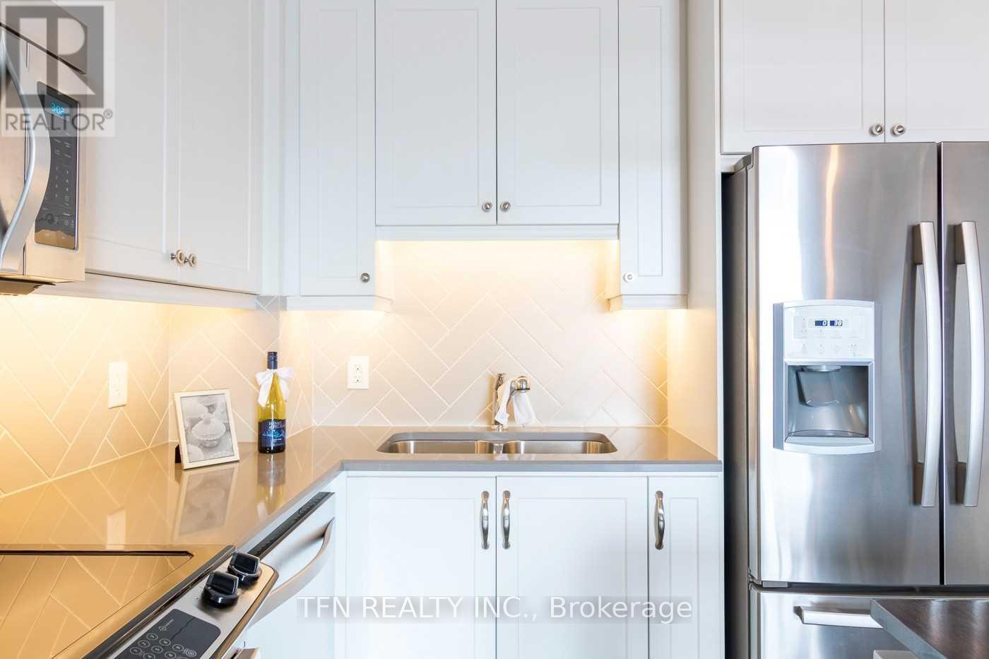 411 - 3563 Lake Shore Boulevard W, Toronto, ON - Indoor Photo Showing Kitchen With Double Sink