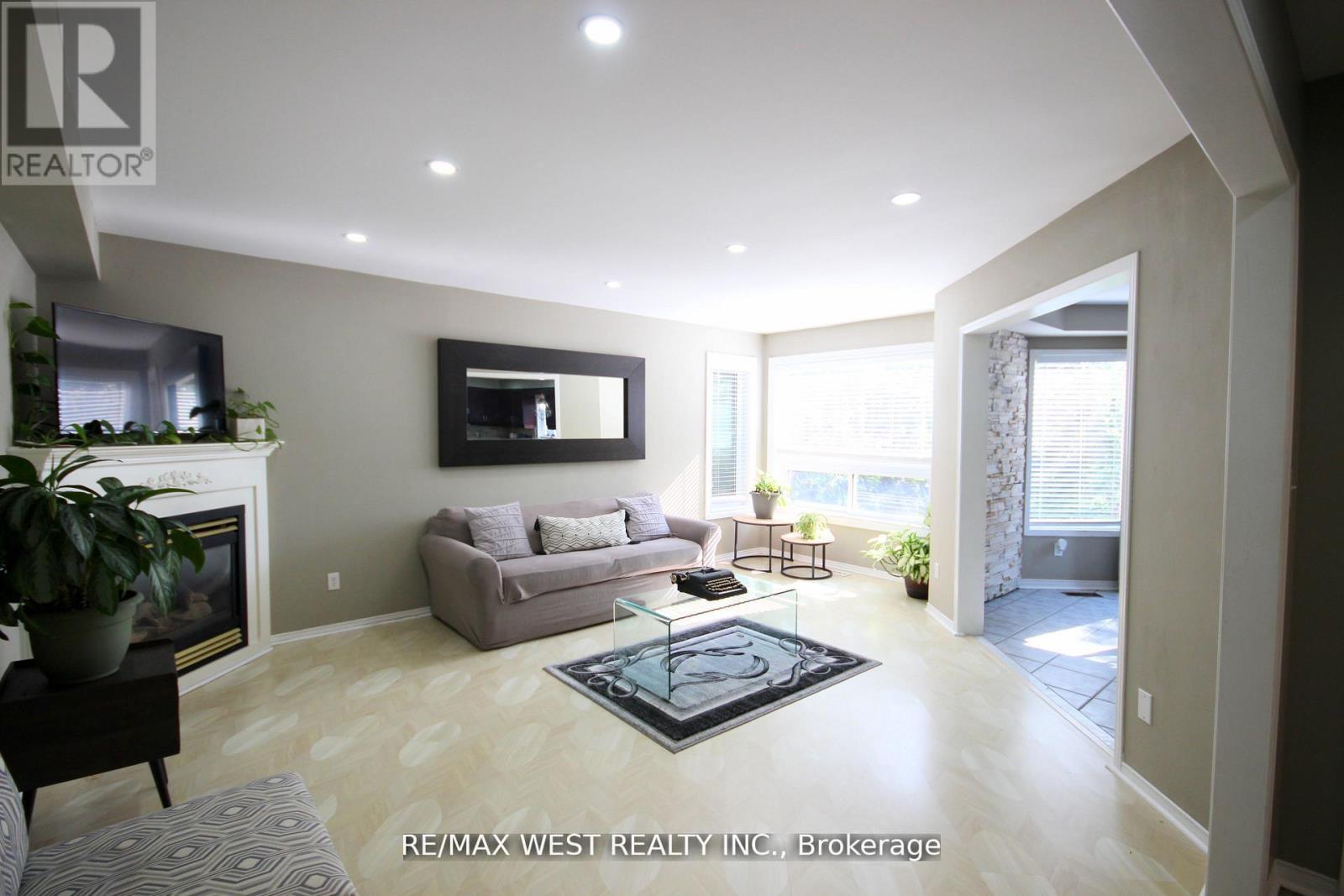 7374 Black Walnut Trail, Mississauga, ON - Indoor Photo Showing Living Room With Fireplace