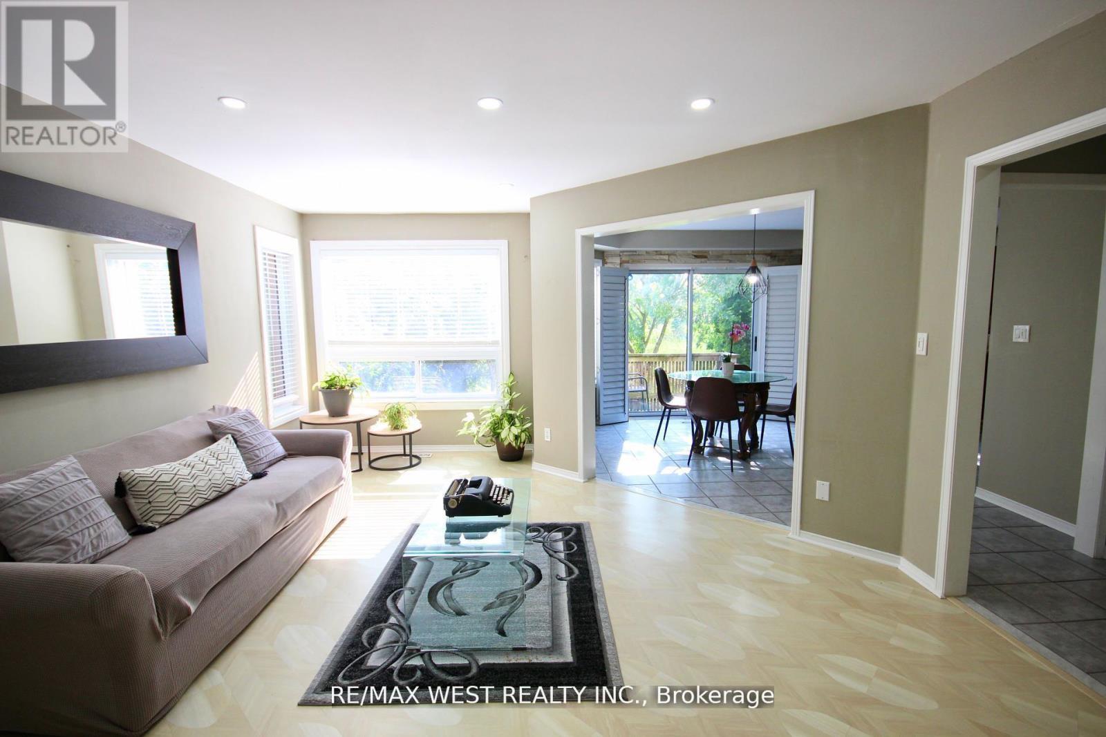 7374 Black Walnut Trail, Mississauga, ON - Indoor Photo Showing Living Room