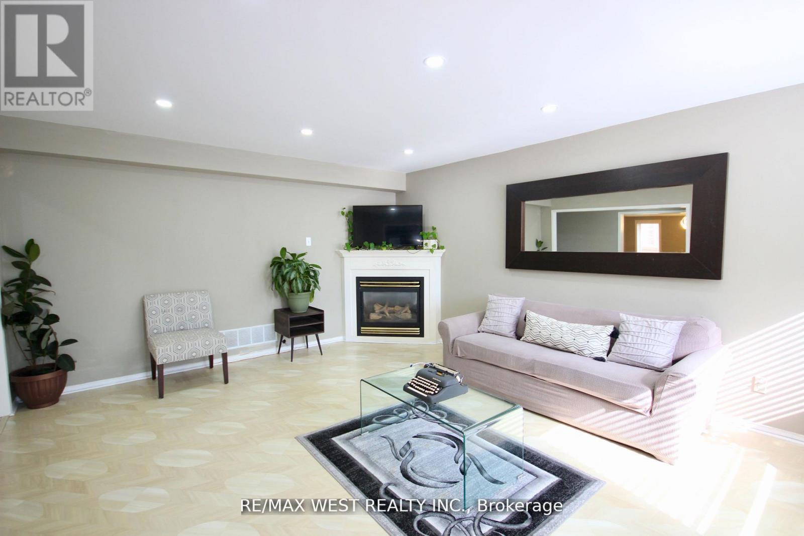 7374 Black Walnut Trail, Mississauga, ON - Indoor Photo Showing Living Room With Fireplace