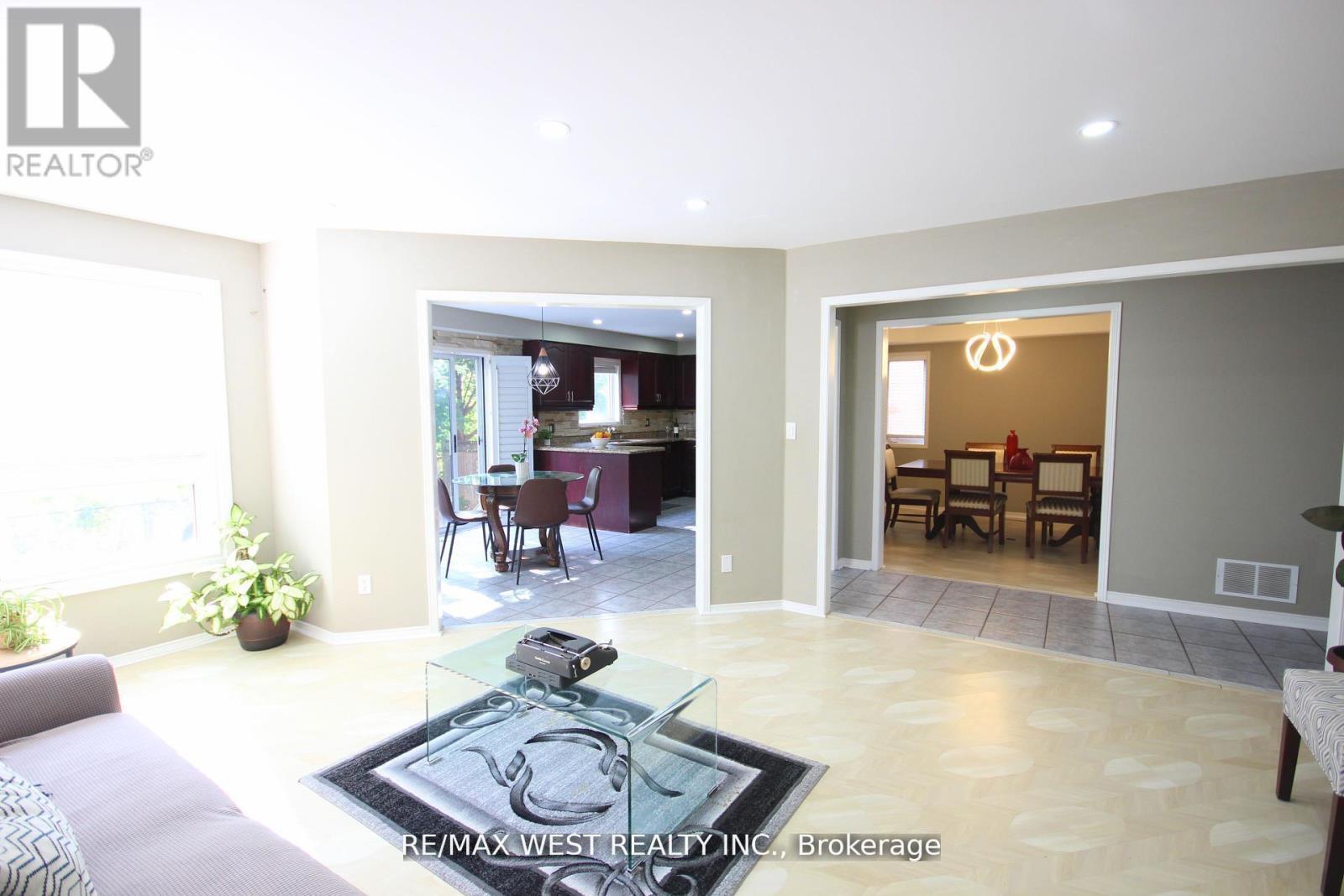 7374 Black Walnut Trail, Mississauga, ON - Indoor Photo Showing Living Room