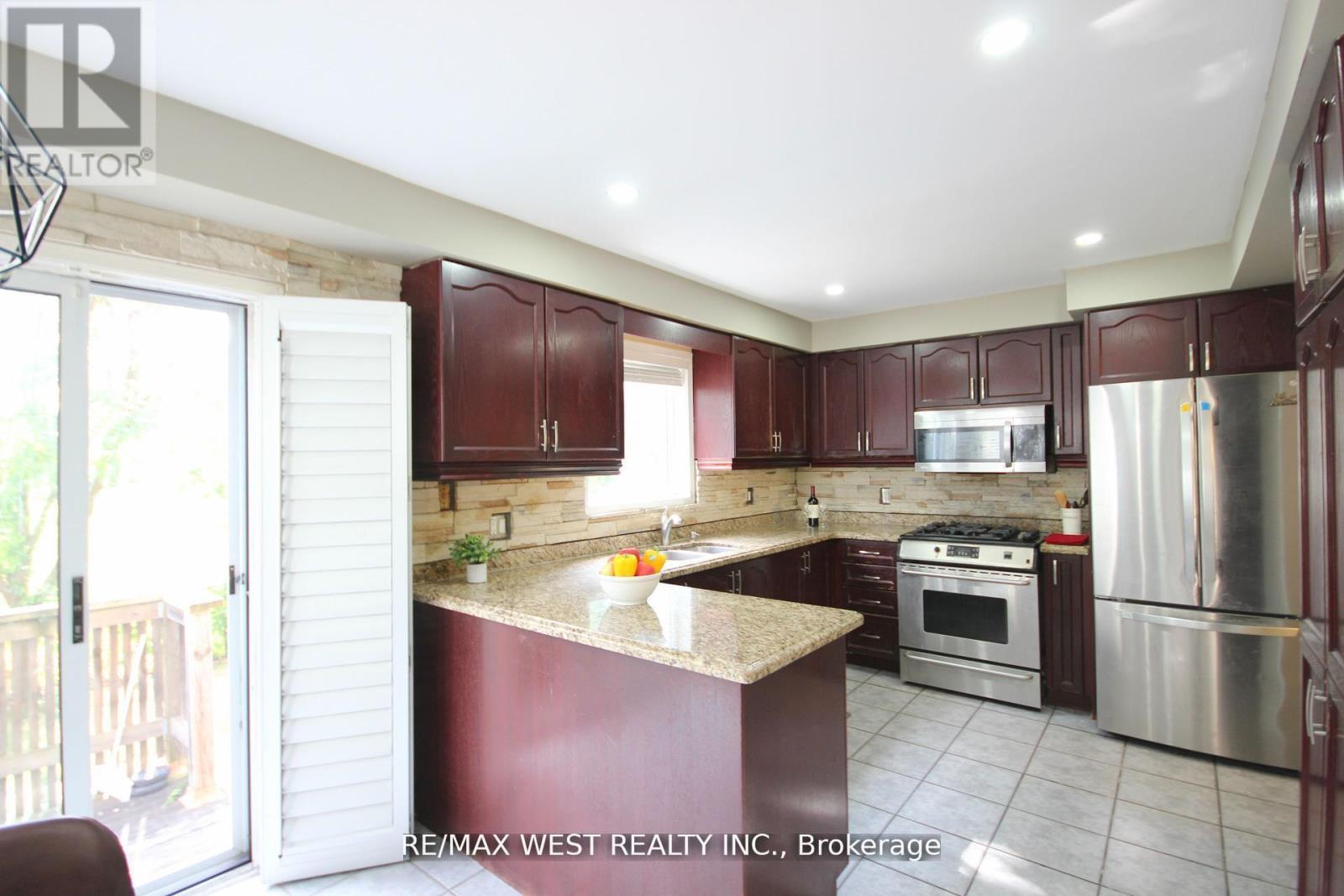 7374 Black Walnut Trail, Mississauga, ON - Indoor Photo Showing Kitchen With Double Sink