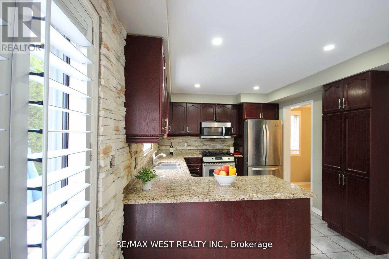 7374 Black Walnut Trail, Mississauga, ON - Indoor Photo Showing Kitchen With Double Sink