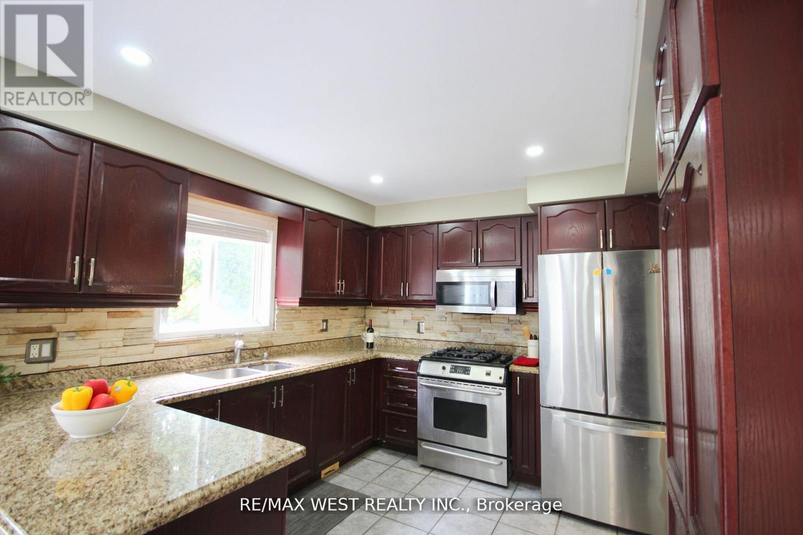 7374 Black Walnut Trail, Mississauga, ON - Indoor Photo Showing Kitchen With Double Sink