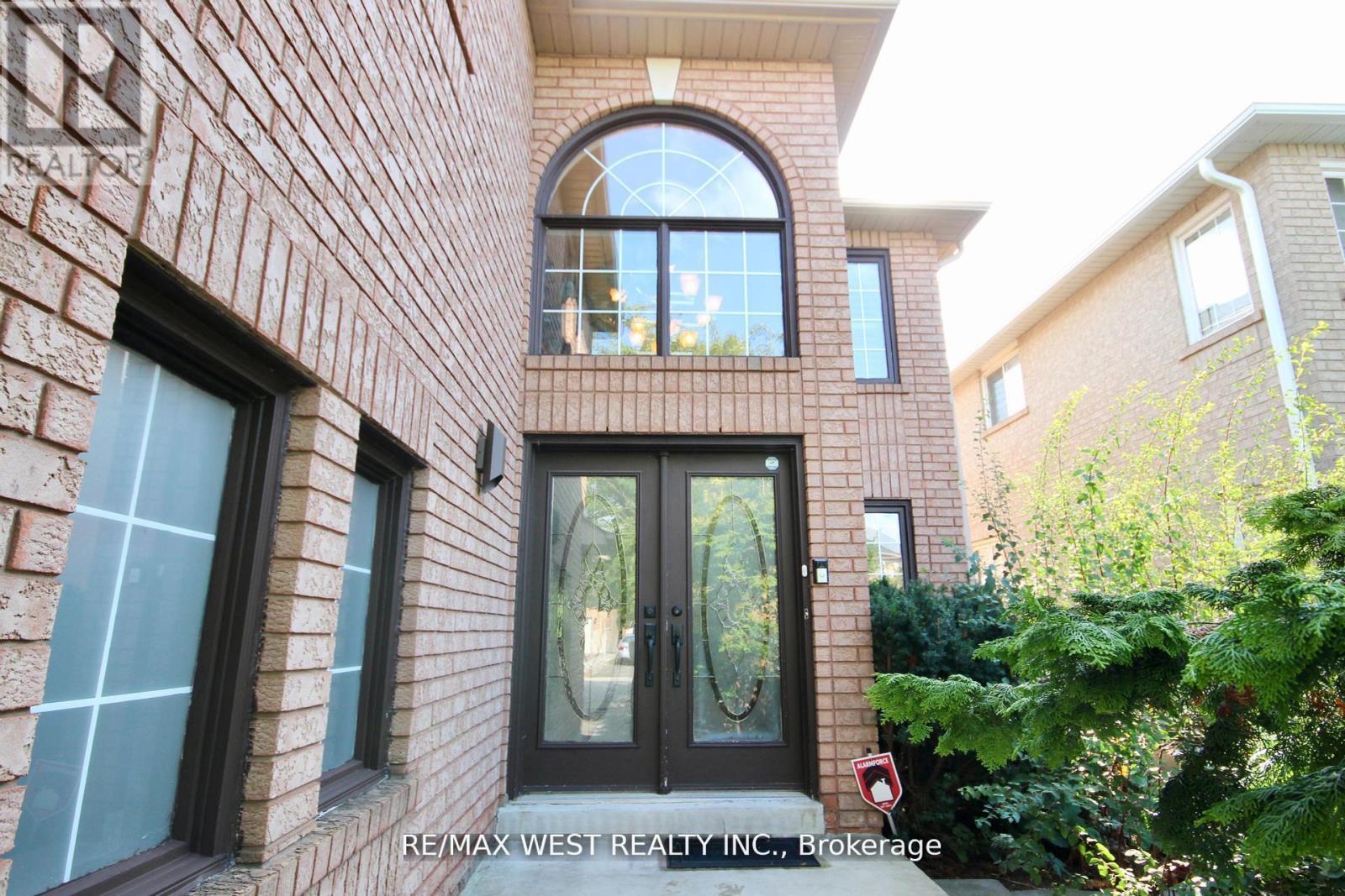 7374 Black Walnut Trail, Mississauga, ON - Outdoor