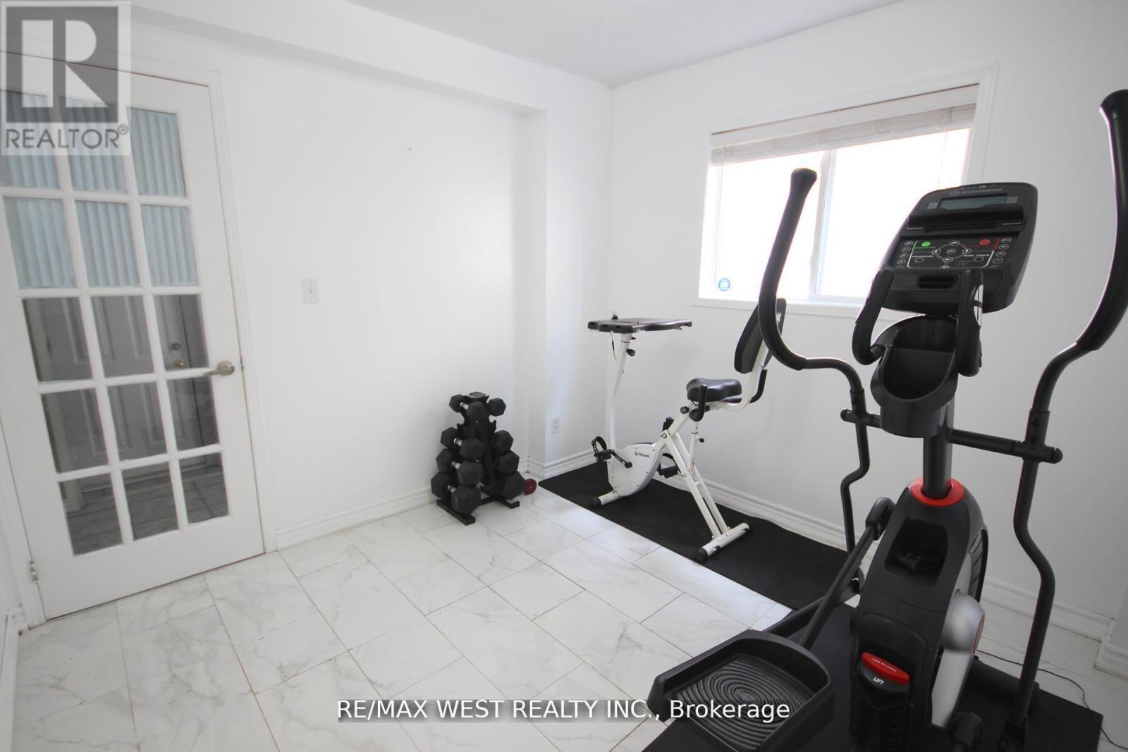 7374 Black Walnut Trail, Mississauga, ON - Indoor Photo Showing Gym Room