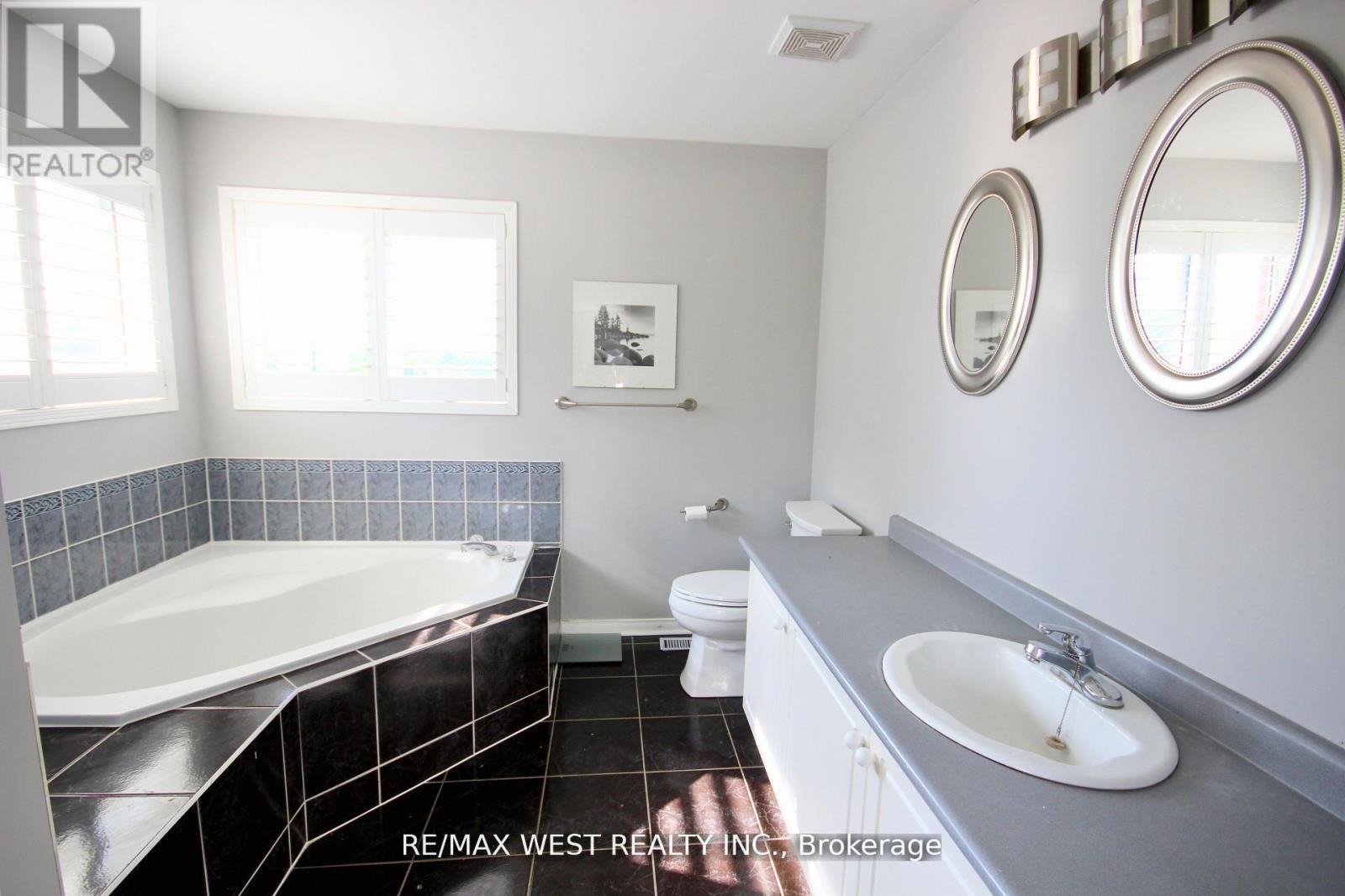 7374 Black Walnut Trail, Mississauga, ON - Indoor Photo Showing Bathroom