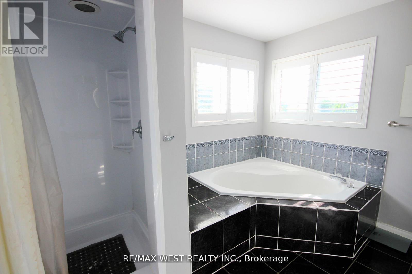 7374 Black Walnut Trail, Mississauga, ON - Indoor Photo Showing Bathroom