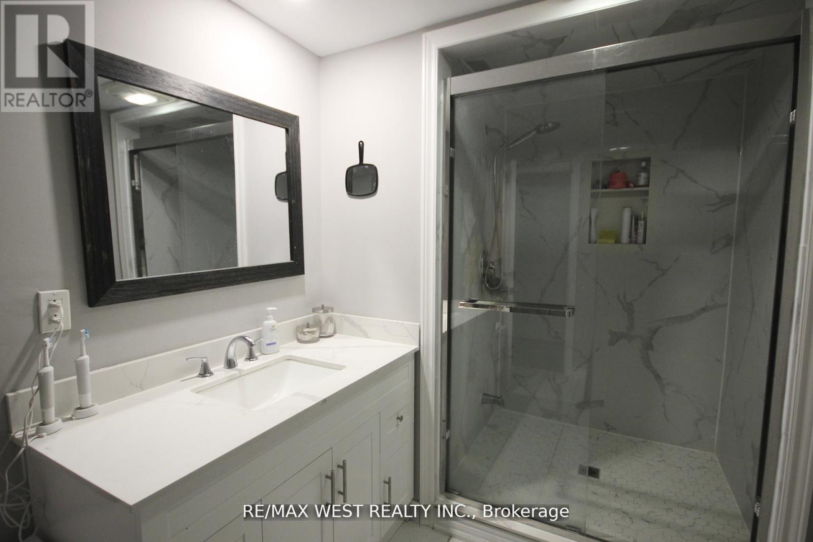 7374 Black Walnut Trail, Mississauga, ON - Indoor Photo Showing Bathroom