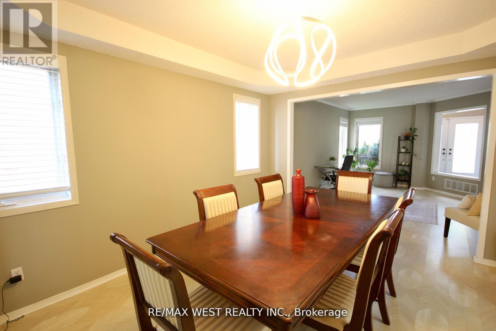 7374 Black Walnut Trail, Mississauga, ON - Indoor Photo Showing Dining Room