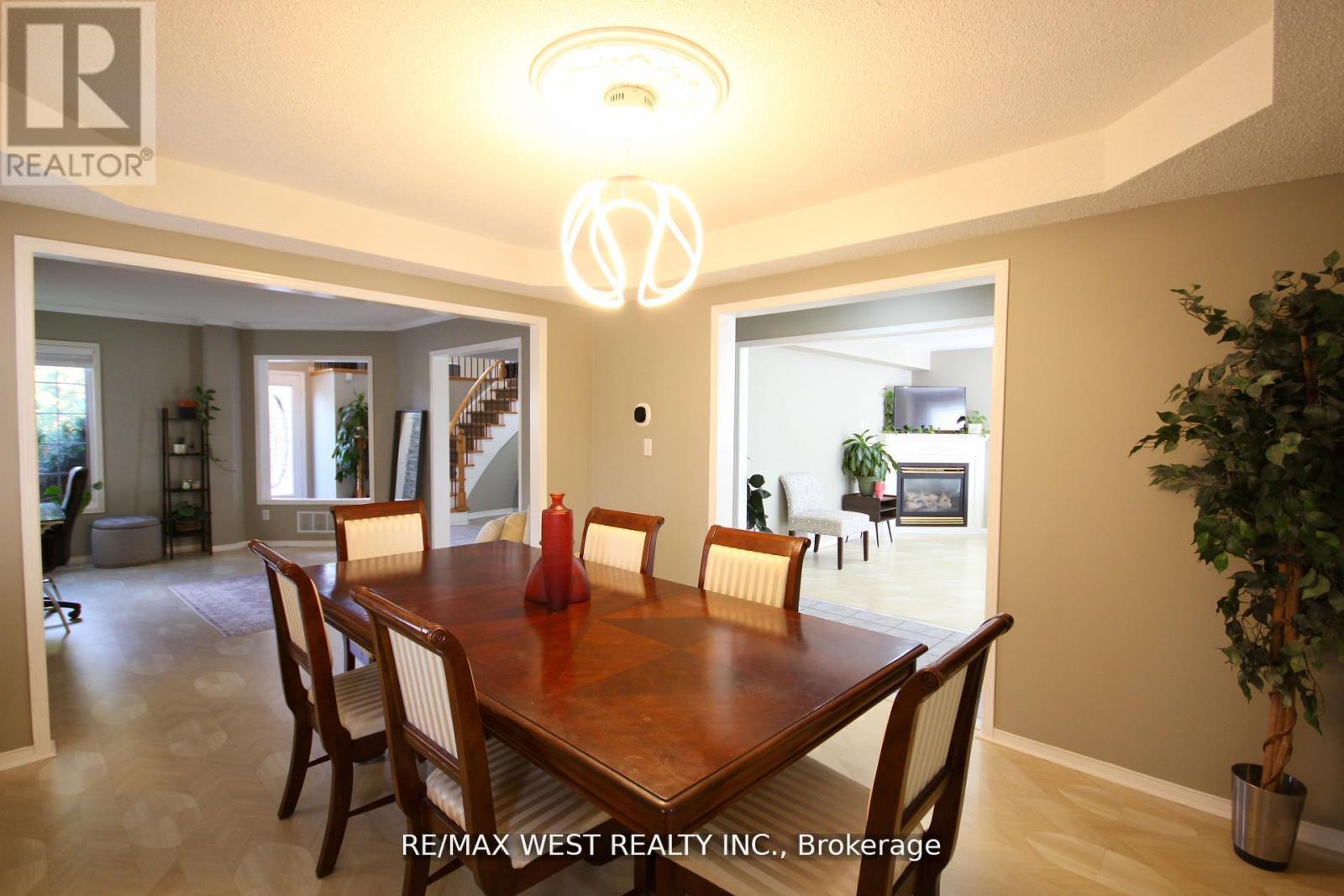 7374 Black Walnut Trail, Mississauga, ON - Indoor Photo Showing Dining Room